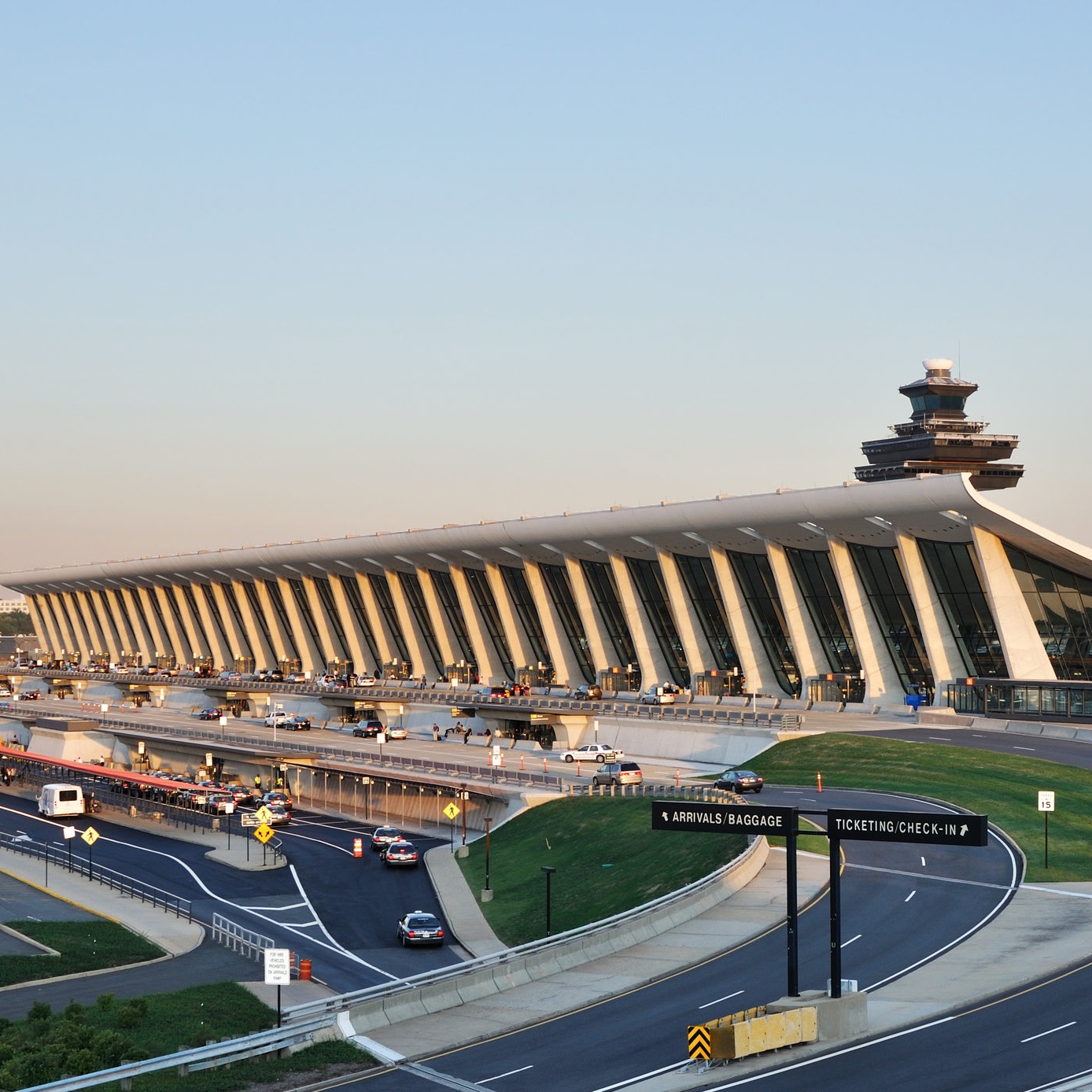 4 Best Ways to Group Travel from Dulles Airport to Washington DC