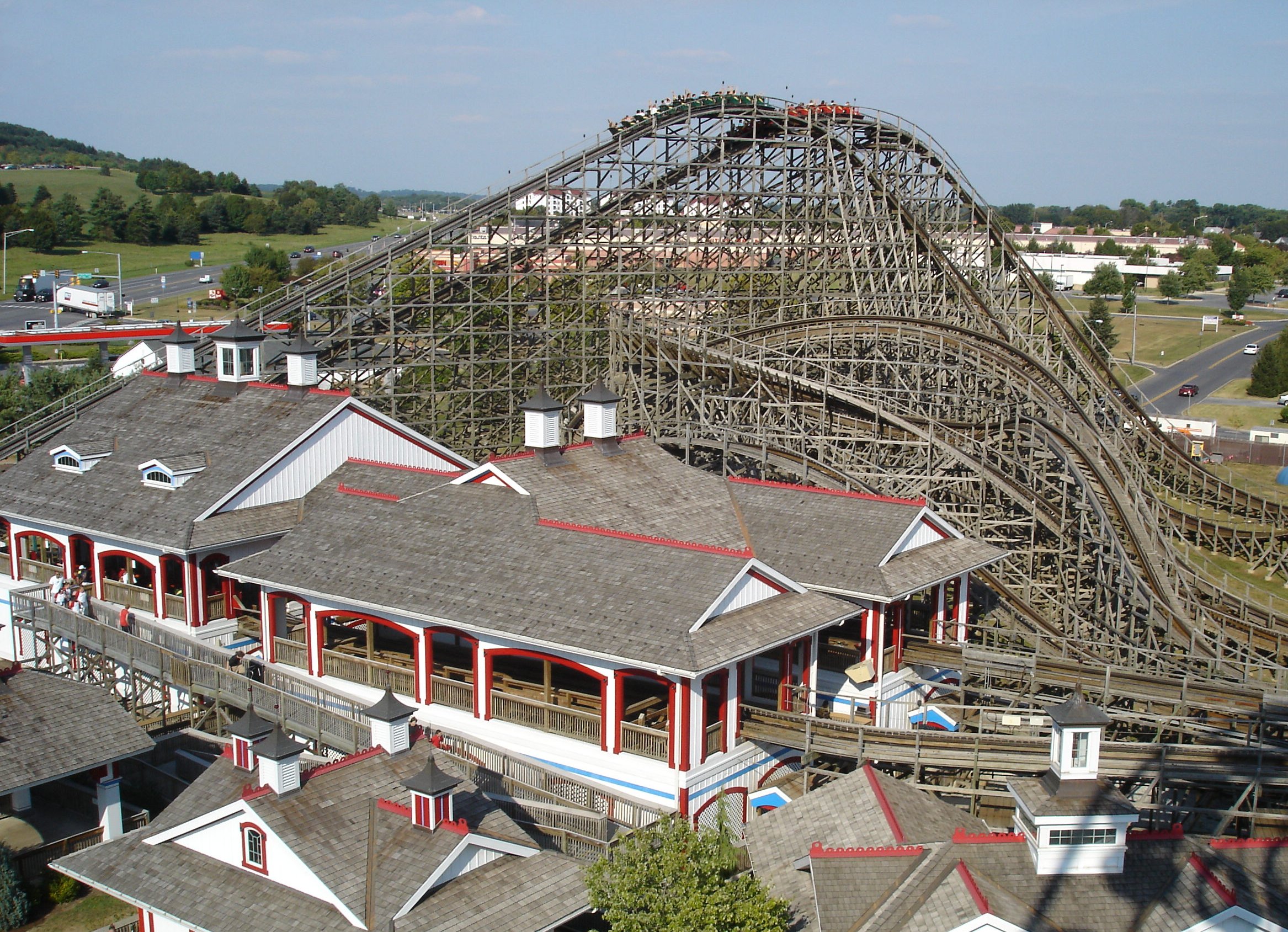 Image-Lightning_Racer_at_Hersheypark_station.jpg